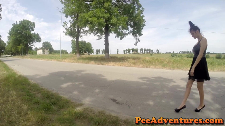 Pee Adventures: Змочування дороги в сукні та на високих підборах!