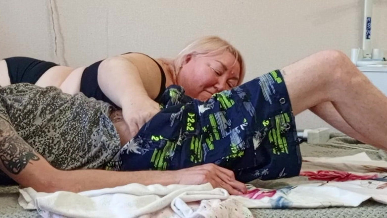 Zona901: Schwiegermutter lutscht meinen schwanz während einer pause