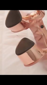 Bottes hautes Gold Knee, bas résille, micro-jupe et mini-haut blanc