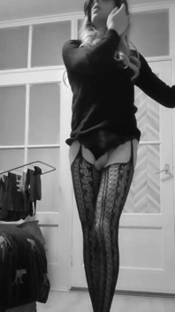 La sissyhusband posa e complicazione con il dildo