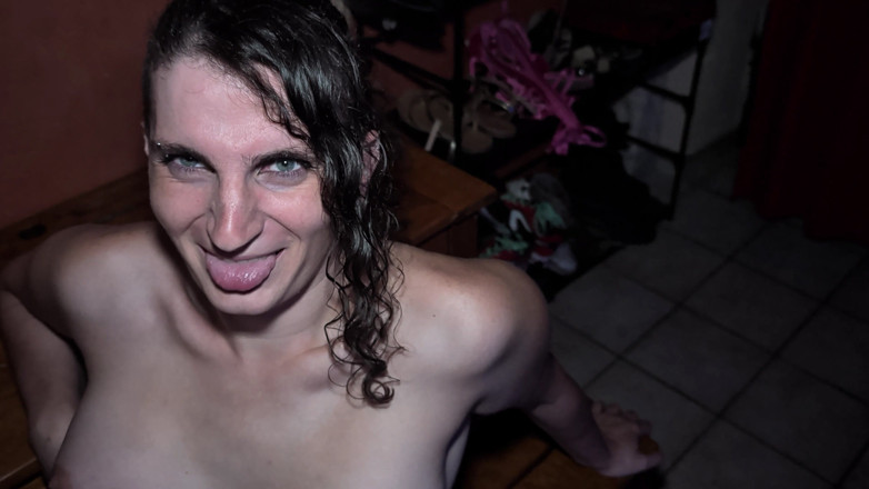 Trans dominatrix Gabrielle L: Berkongkek di sekeliling meletakkan menara Eiffel ke dalam mulut submisif...