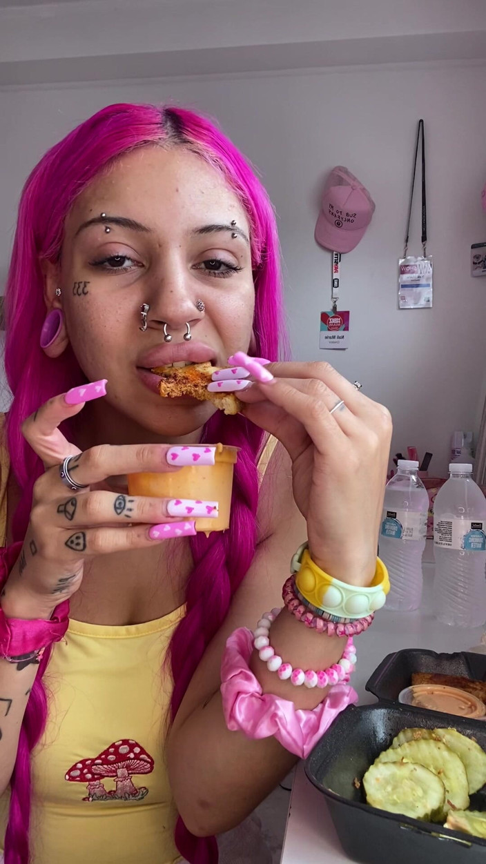 Nali Marie: Pikantní jídlo Mukbang přejídání sedící na obličeji Drobná dívka jí...