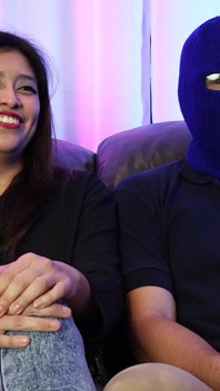 Magra esposa gostosa é fodida em gangbang, seu corno está presente