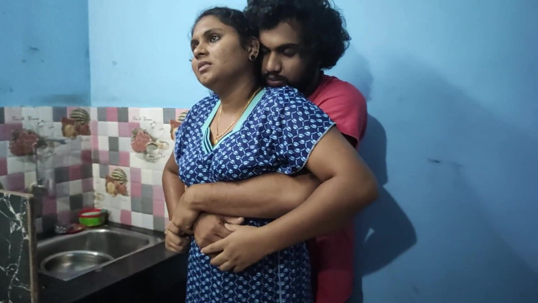 Vaigavarun45: Hijastro seduce y folla duro con la madrastra mientras su...