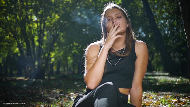 Russian Smokers: Rokok Merokok Cantik Rusia yang menggodakan di Studio