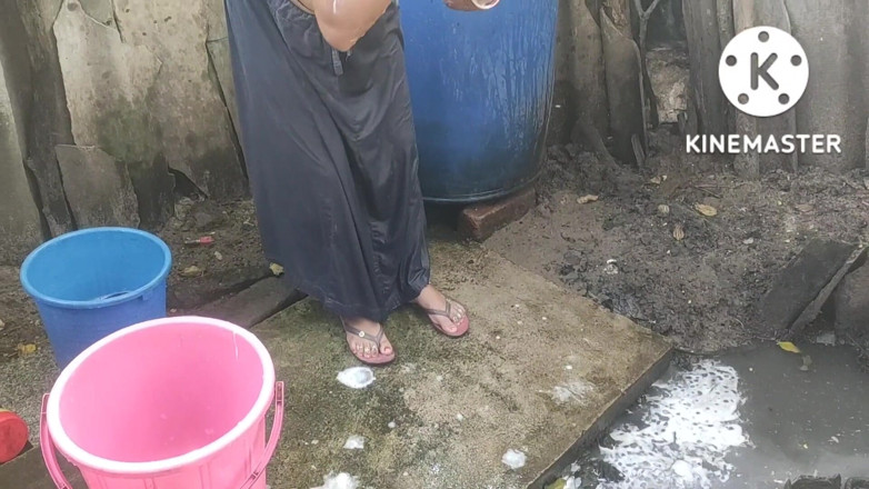 Anita yadav: Indiana casa esposa tomando banho fora bonito