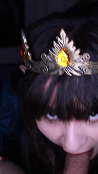 Elf Princess Sneaks in Human Chambers
