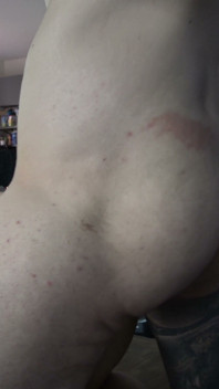 좋은 창녀처럼 그녀는 그녀의 후장을 제안하여 그녀의 후장과 정액을 쑤셔 넣을 수 있도록 했습니다.