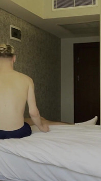 Gorący koleś zaprosił słodkiego twinka do swojego pokoju hotelowego i pieprzył go ostro cumming na twarzy dziecka
