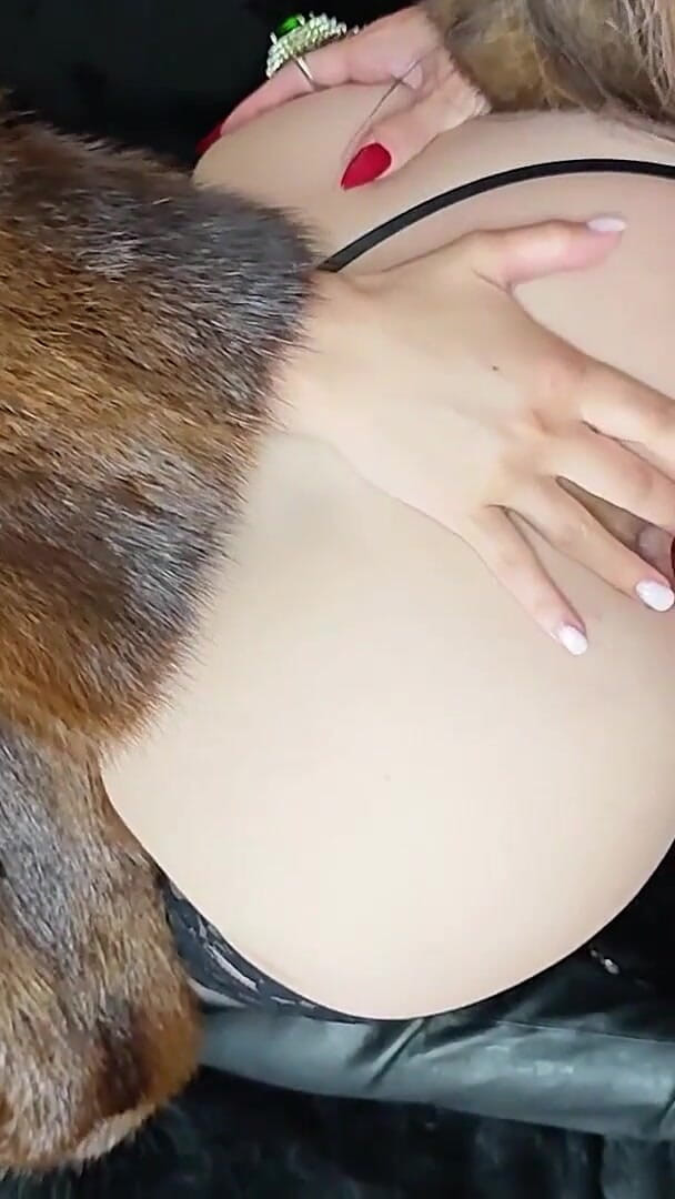 Bonita_sexygirl: Chica trans Ladyboy en un abrigo de piel sable se...
