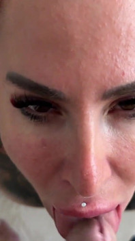 Geile leren latex slet hard geneukt in haar kont!