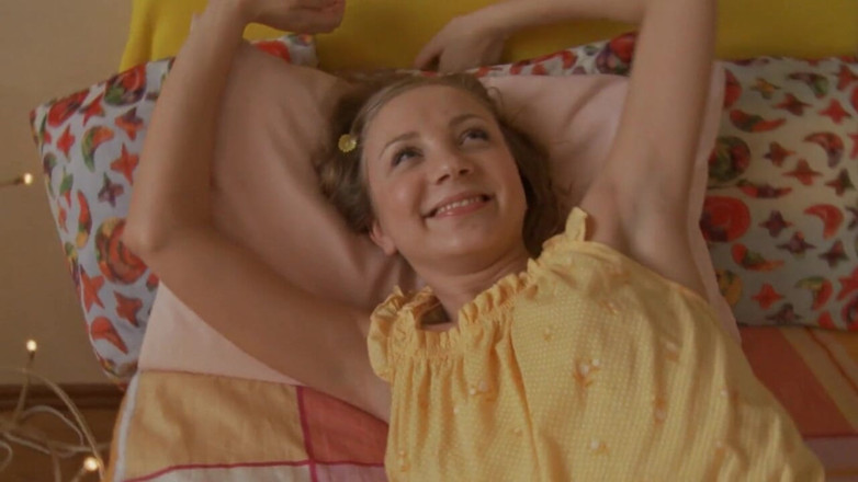 Adult Deluxe: Petite Babe strips &amp;se masturba em um solo