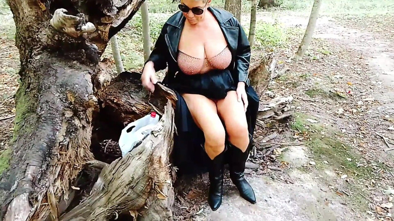 Crazyfamily 1970: Macecha Pisses ve stoje