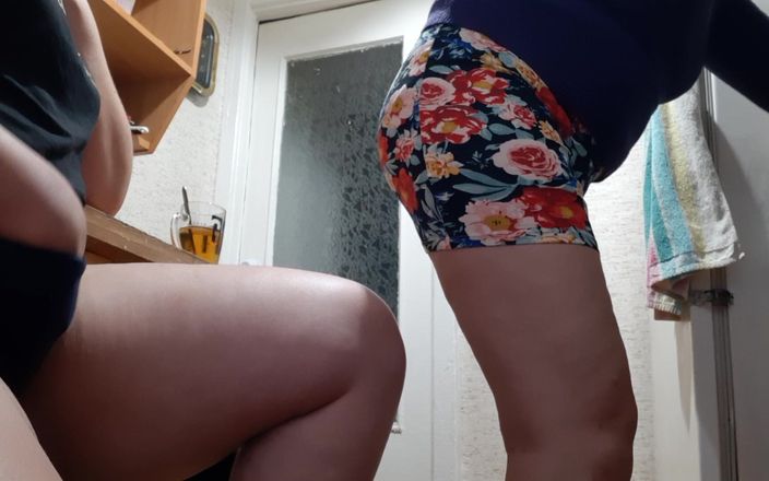 Lesbian-illusion: Semasa ibu tiri saya sedang menyediakan makan malam, saya berisiko...