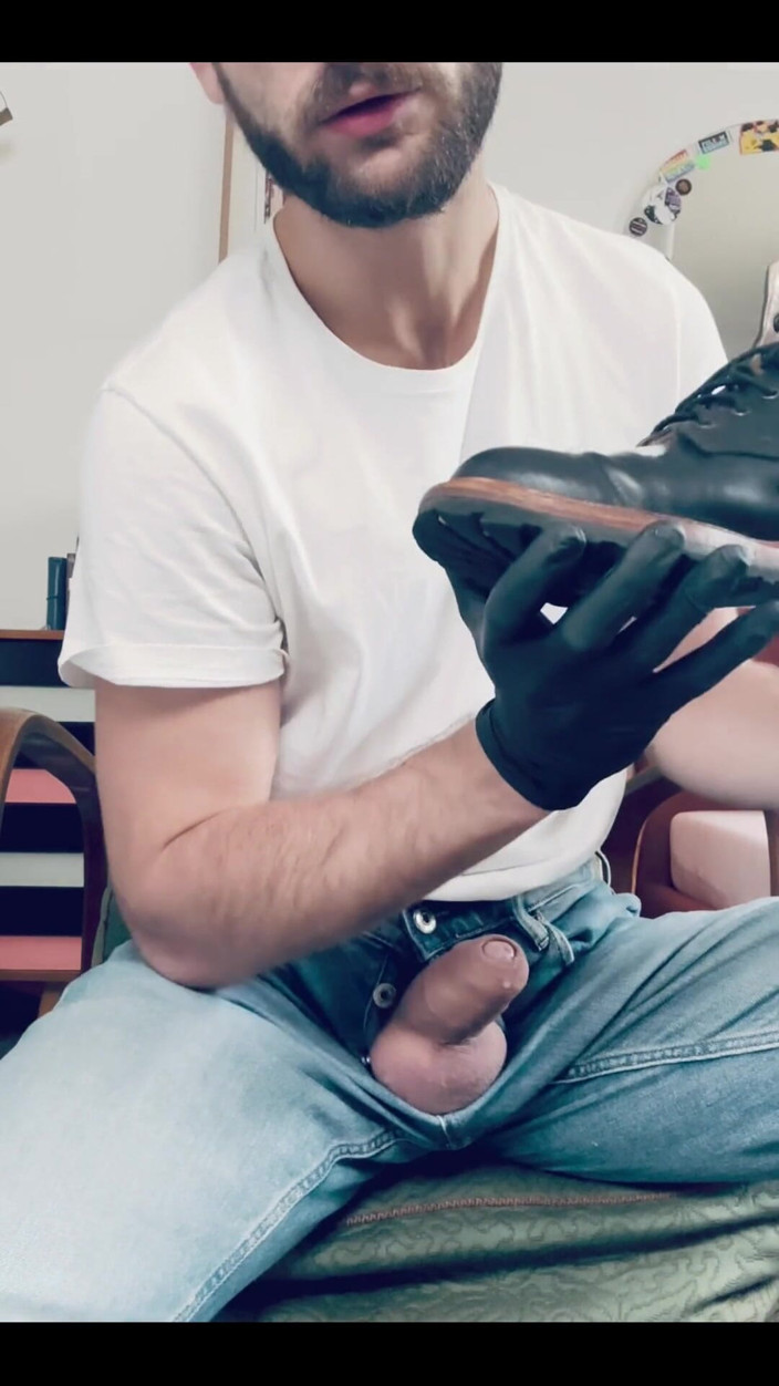 BohemianBoy: Latex na mých rukou, kůže na nohou