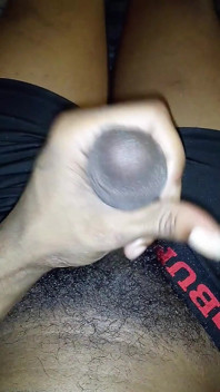 Keluarkan kontol besar pria kulit hitam itu