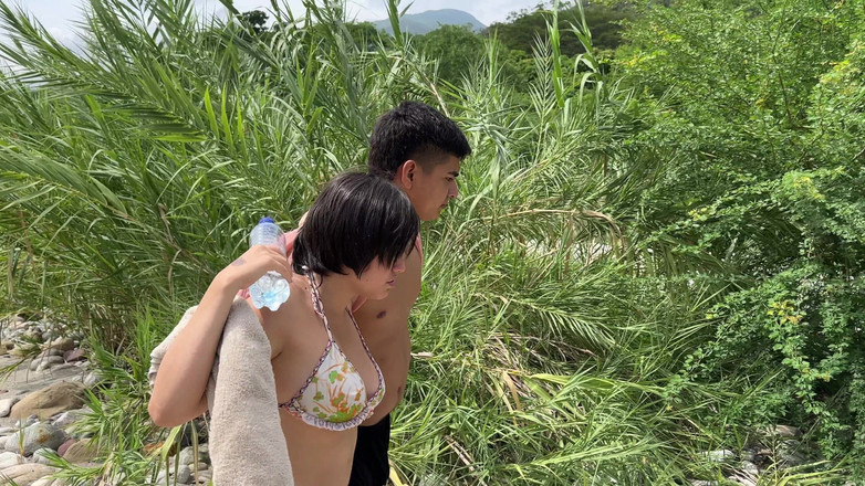 ManuelaAlvarez: 我们滞留在一个荒岛上后，我和男友在户外做爱，他把所有多汁的牛奶都给了我