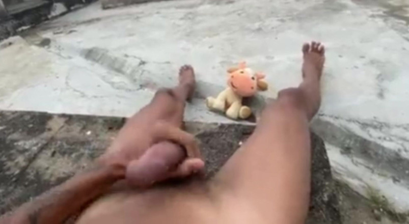 arabeputo: Una Sborrata per Alleviare Lo Stress in Giardino