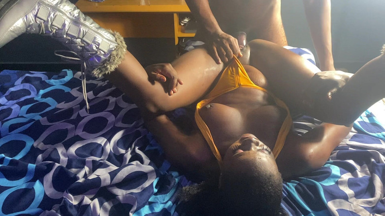 Switcock: Saya mengongkeknya dia memancut ke seluruh katil