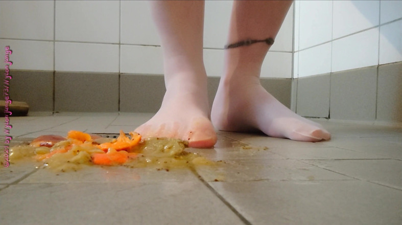 Carmen_Nylonjunge: Footplay in pantyhose with fruit