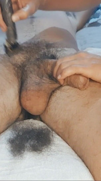 我喜欢刮我的男人，他的球和大鸡巴。