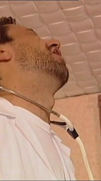 Piękna pielęgniarka z owłosioną cipką zerżnięta i cummed w ustach przez Doctor's Huge Cock