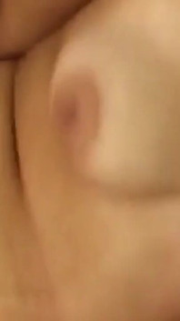 Ragazza bruna fa un deepthroat al palpitante cazzo e ingoia sborra gocciolante