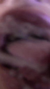 Profesoara Nikky Thorn le învață pe cele două curve cum să-și masturbeze cururile cu un vibrator