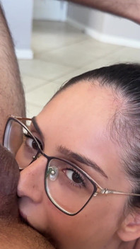 Jururawat Julia kembali untuk mengambil kencing dan merangkap anda