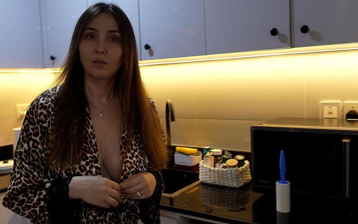 Alina Rai: Ibu tiri jablak ini tau caranya menenangkan semua sarafnya