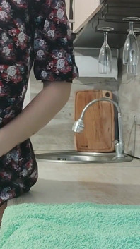 Jovem e com tesão. Mamãe muito gostosa está entediada sozinha em casa
