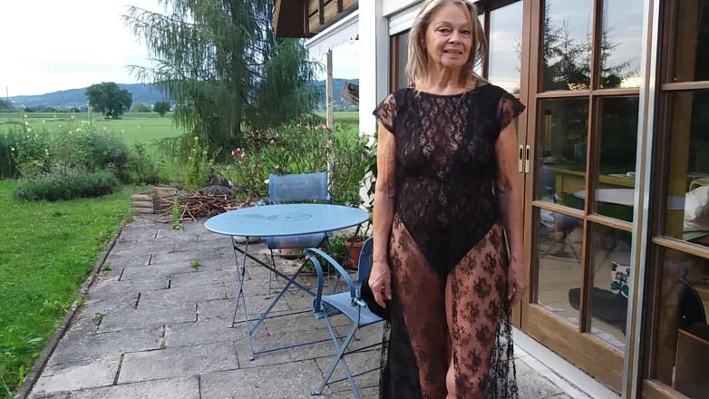 martinawest: Зріла жінка з'являється на вулиці в мереживному боді!