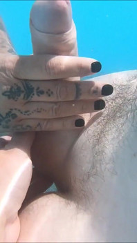Trío de vacaciones en la piscina