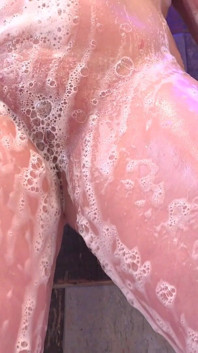 MILF cantik Sophia Delane menunjukkan asetnya yang menakjubkan dalam bilik mandi