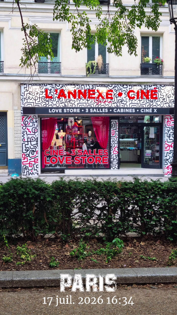 VaneSsa BiTCHx: Sculptura în țevi în Pigalle. Sexshop•ciné L'annexe du sexodrom Paris Vanessabitchx