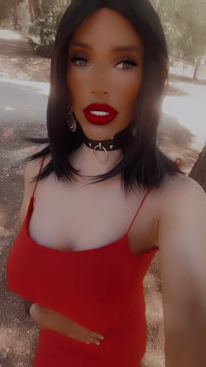Sissy Slut Brianna: Mau payudaraku dilepas? Kalau begitu mulutmu harus siap membuktikan bahwa...