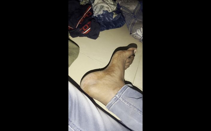 NikiRathod: Cewek ini suka banget nyepong kontol dan fingering memeknya posisi...