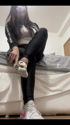 KiffaFeet: Îmi scot adidașii transpirați și super împuțiți pe care îi purtam ieri doar...