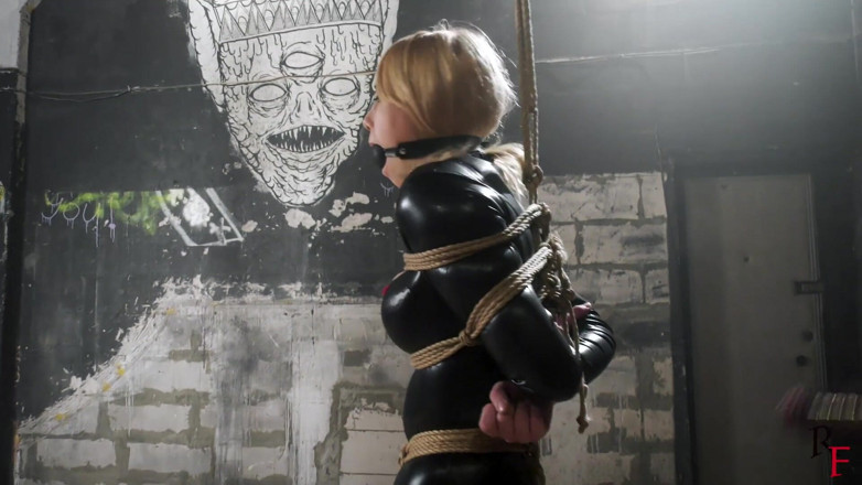RF studio production: Bondage seance se submisivní Olivií v kombinéze