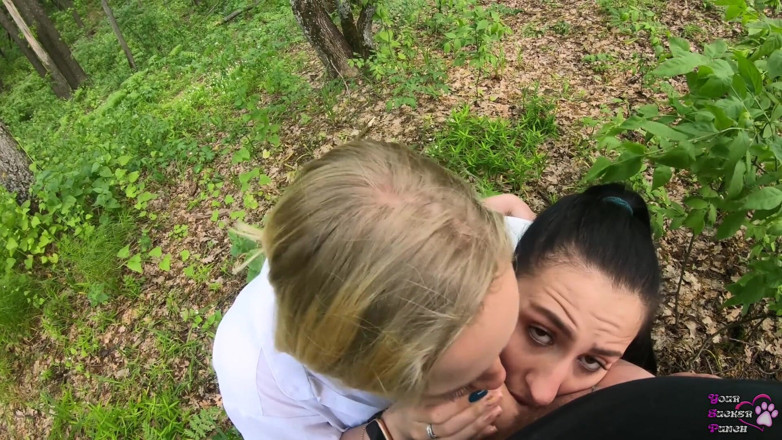YSP Studio: Două iubite sug pula în pădure - VEDERE LA PERSOANA 1