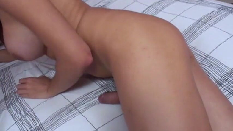 Shemales Tales: Joven transexual quiere seducir a este tipo cachondo para follar...