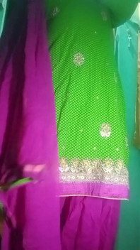 Indischer schwuler transvestita hintern gaurisissy real XXX selbstgedrehter sex im grünen salwar, kurta wie eine hausfrau