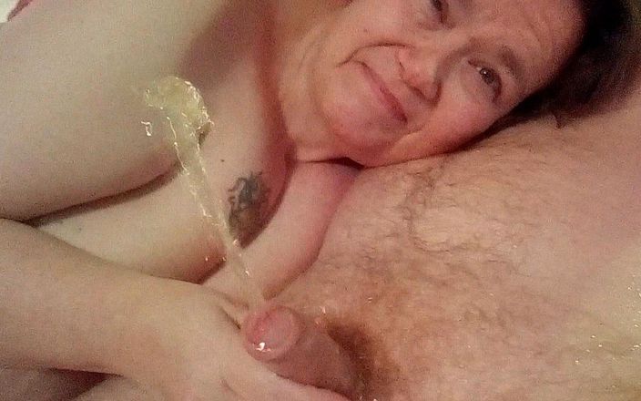 Sex hub couple: ジョンは、ジェンがベッドの上で彼に手コキを与えているときに放尿しています
