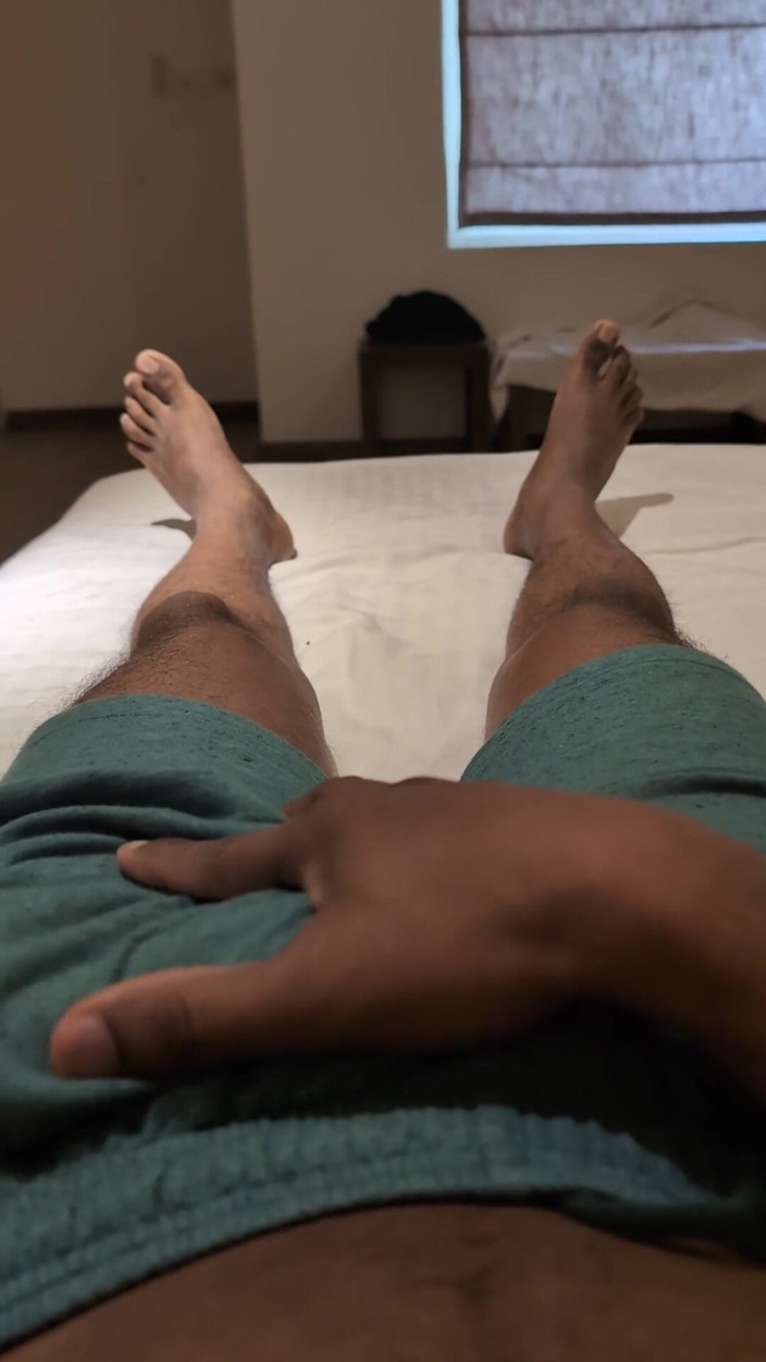 Mrhorny4u96: ホットな男が自分の前立腺液でマスターベーションをし、巨大な射精まで