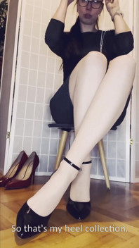 J’exhibe mes talons et mes escarpins sur mes pieds en nylon, POV