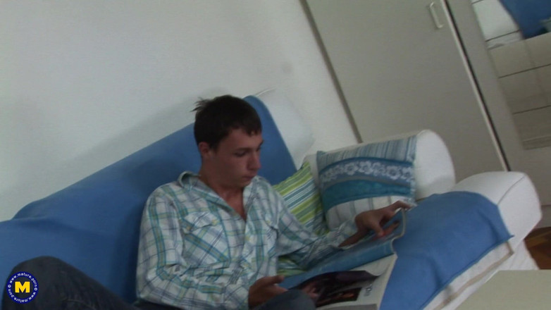 Mature NL: Doamna mai în vârstă excitată are parte de o ejaculare înăuntru