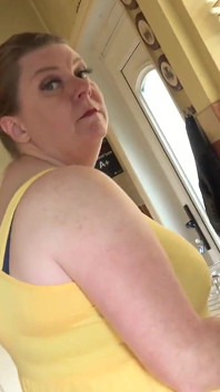 Rachel, femme au foyer BBW mature à forte poitrine, te suce la bite en POV