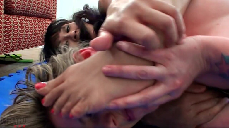 Defeated.xxx: Dragonlily vs Joylyn Foot Fight - ratat obligat să lingă picioarele
