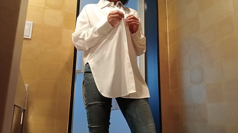 Mayumi Kanzaki: 下着を脱いでスキニージーンズとシャツを着る熟女