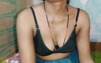 Desi Bhabhi Is Showing Her Boobs Wearing Bra
